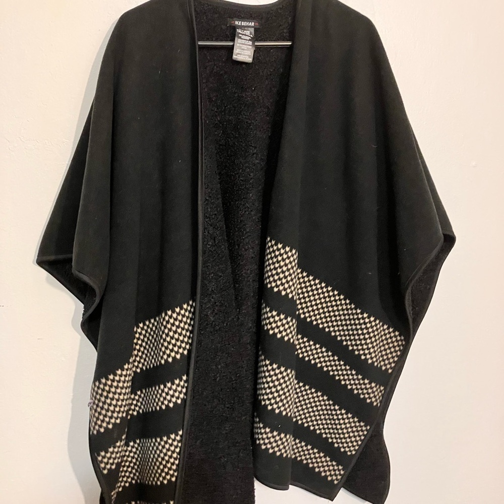 Ike Behar beautiful cape With fleece one size